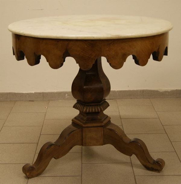 Tavolino tondo, sec. XIX in noce, fascia sagomata, piano  in marmo, cm 89x83