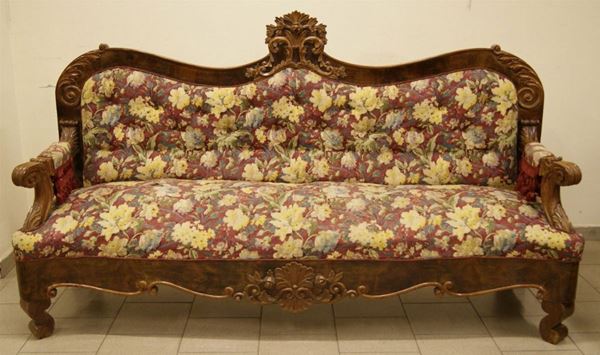 Divano, Italia meridionale, sec. XIX, in mogano intagliato e sagomato, imbottito e ricoperto in stoffa a fiori, cm 208x63x120