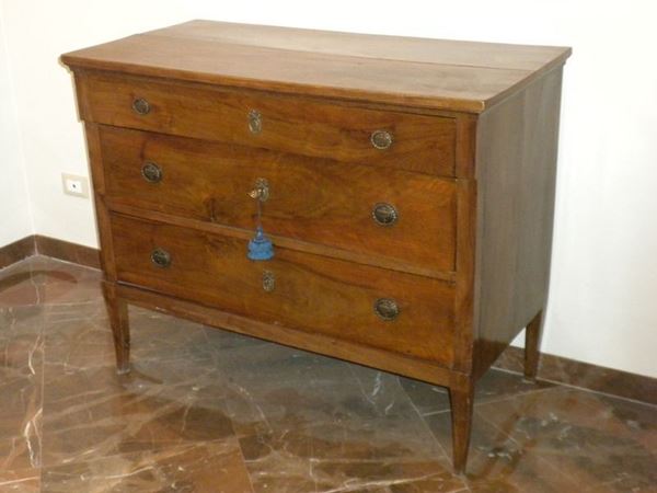 Cassettone, Toscana, sec. XIX, in noce, a tre cassetti, gambe troncopiramidali, cm 117x57x93