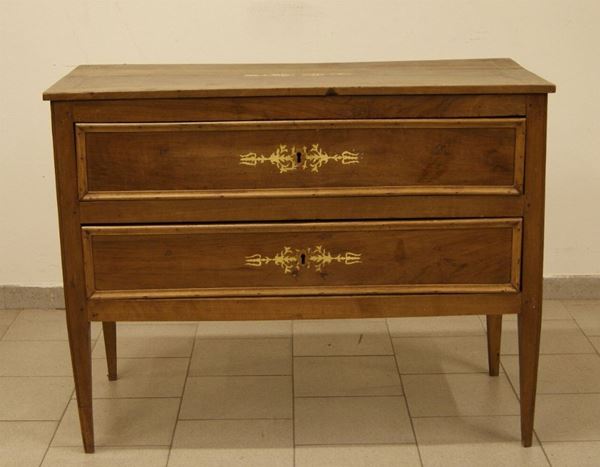 Cassettone, sec. XVIII, in noce intarsiato, a due cassetti, gambe troncopiramidali, cm 114x53x88, restauri