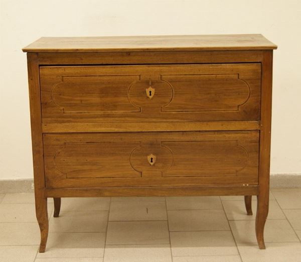 Cassettone, sec. XVIII, in noce filettato, a due cassetti, piedi mossi, cm 160x50x91, restauri