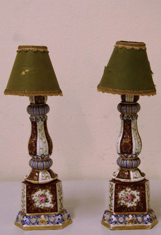 Coppia di candelieri, sec. XIX, in porcellana dipinta e dorata, con paralumi, cm 36, difetti (2)