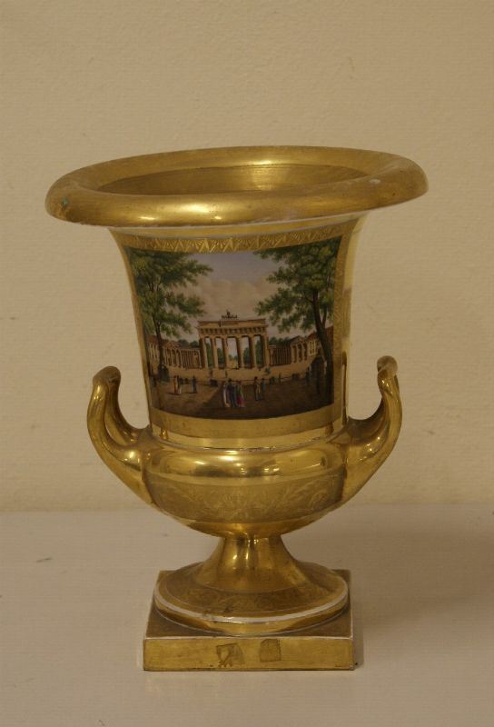 Vaso, sec. XIX, a due anse, in porcellana dorata, decorato a vedute di citta', cm 28, difetti
