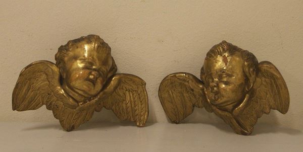 Coppia di teste, sec. XIX, raffiguranti putti, in legno dorato, cm 19x25, difetti (2)