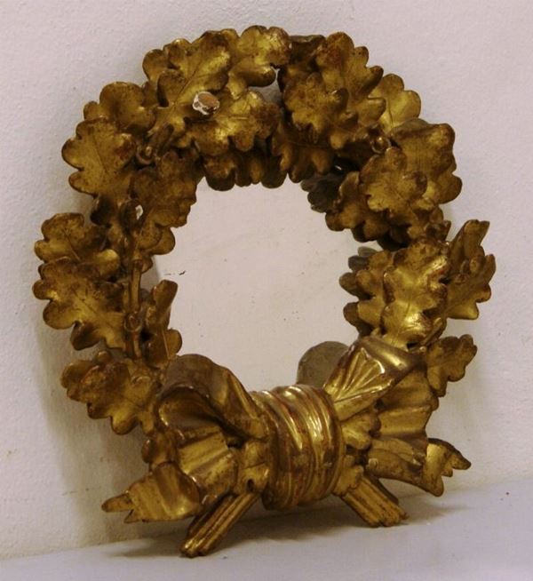 Piccola cornice, sec. XIX, in legno dorato, cm 30x30