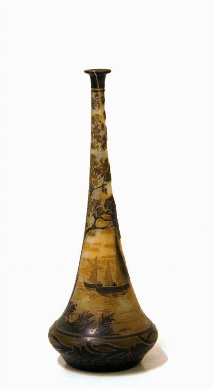 Bottiglia, sec. XX, in vetro, decorata a paesaggio lacustre, alt. cm 28