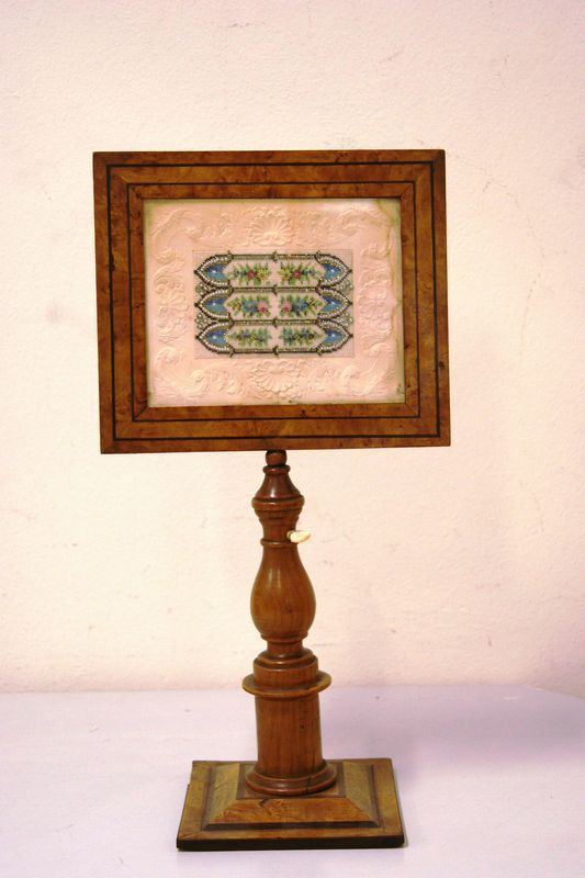 Imparaticcio, sec.XIX, con pannello decorato, su sotegno in legno tornito, cm 49x25