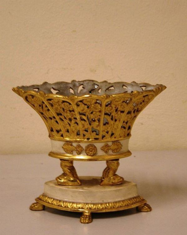 Fioriera, sec. XIX, in porcellana dorata, cm 20x22, restauri