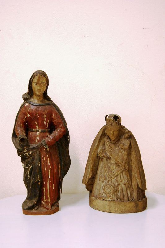 Due sculture, sec. XVIII, in legno intagliato e laccato, alt. cm 48 e cm 33, mancanze (2)  - Asta Antiquariato, Collezionismo & Interiors - Poggio Bracciolini Casa d'Aste