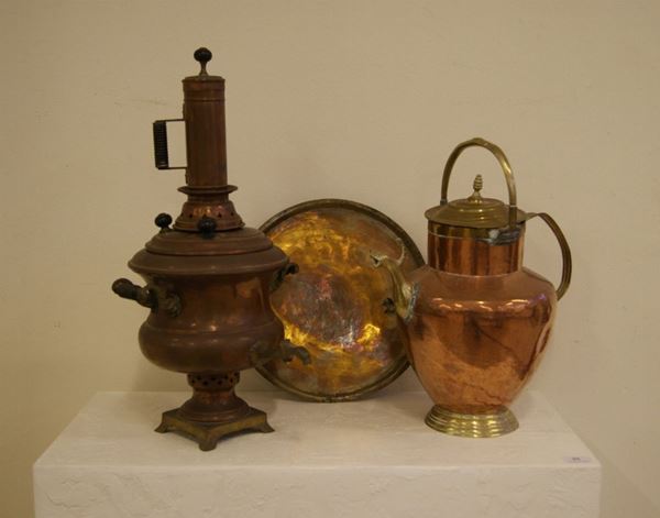 Gruppo composto di tre oggetti:  samovar in rame e ottone, sec. metÃ  sec. XIX,  con finale sferico base quadrata con piedini a sciabola, alt. cm 55, danni e versatoio a balaustro, sec. XIX,  in rame e ottone con  manico arcuato e a voluta sul retro, alt. cm 44, lievi danni ed alzata circolare, sec. XVIII/XIX,   in ottone con bordo rialzato, piede strozzato e base rotonda, cm 33, danni (3)