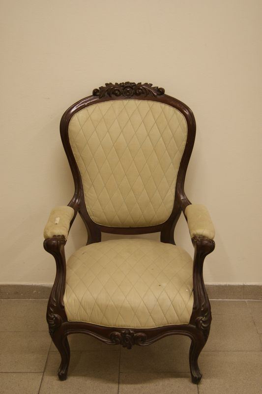 Poltrona, sec.XIX, in mogano, rivestita in tessuto bianco