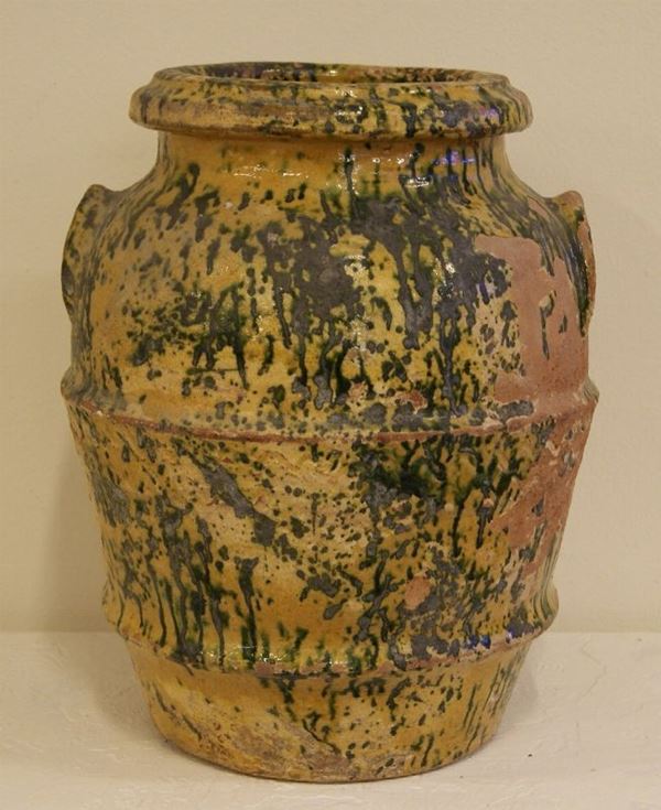 Piccolo orcio, sec. XVIII, invetriato nei toni del verde e giallo-ocra con manici arcuati, alt.  cm 42 circa, vari danni