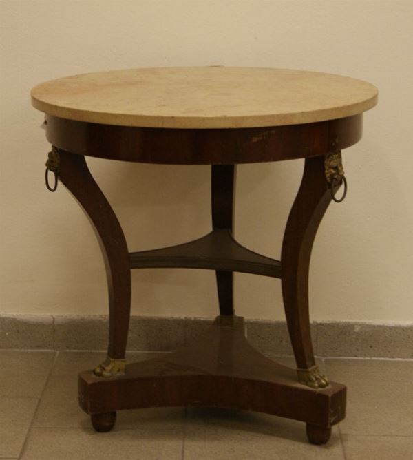 Tavolino circolare con piano in marmo  - Asta Antiquariato, Collezionismo & Interiors - Poggio Bracciolini Casa d'Aste