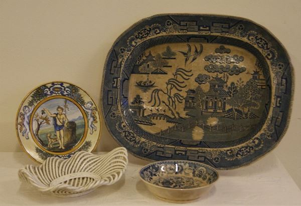 Gruppo di oggetti in ceramica comprendente:  vassoio ovale dipinto in blu a paesaggio, piattino con vaso fiorito, piattino maiolica dipinta con bacco e vassoio ovale bianco (4)