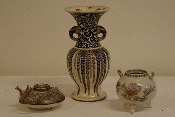 Gruppo di tre oggetti in ceramica giapponese  composto da: vaso a balaustro dipinto policromia, piccolo incensiere con coperchio e piccola teiera circolare, sec. XIX, mancanze  (3)