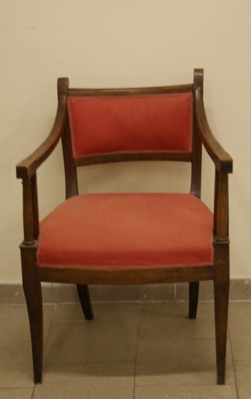 Poltroncina, Toscana, metÃ  sec. XIX, in noce, con spalliera avvolgente, braccioli a giorno, gambe a sciabola, ricoperta in cotone, danni e restauri