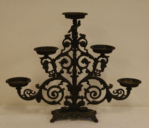 Alzata a cinque ripiani in metallo di fusione dipinto nero modellato a figura allegorica con ramage vegetali, due delfini alla base, sec. XIX,  alt. cm 43, mancanze