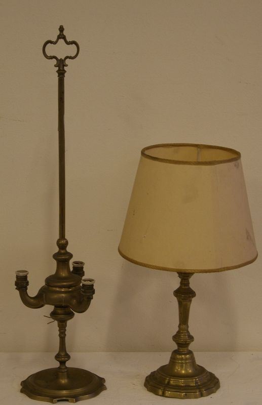 Lucerna, sec. XIX, in ottone a tre becchi, presa sagomata e base circolare mossa,  alt. cm 65,  montata a elettricitÃ  e completa di paralume e candeliere in ottone con supporto affusolato, base circolare mossa, alt. cm 24,5, montato a elettricitÃ  e completo di paralume color crema (2)