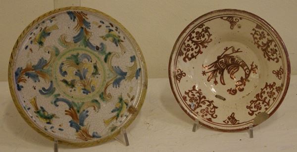 Piccola alzata circolare in maiolica dipinta in policromia con volute vegetali, danni alla base  e una ciotolina in maiolica dipinta a lustro color ruggine con uccello e motivi stilizzati, sbeccature (2)