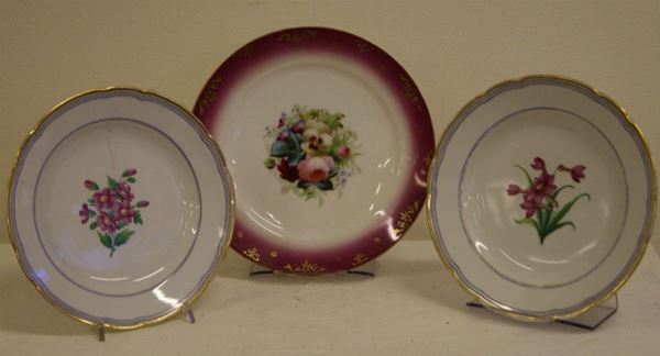 Coppia di piatti in porcellana di Ginori conbordo oro e blu con mazzetti di fiori policromi al centro, Man. Doccia 1830/40 e altro con bordo sfumato rosa centrato da fiori policromi, sec. XIX (3)