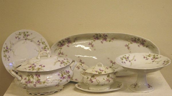 Parte di servito composto da: trentotto piatti piani, sei piatti fondi,  diciotto da frutta, un vassoio fondo ovale, zuppiera, saliera, sei cucchiaioni, otto mezzelune, alzata e vassoio tondo (81)