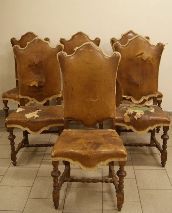 Sei sedie, in stile sec. XVIII, con gambe a rocchetto, rivestite in cuoio, costruite con materiale antico, difetti e mancanze (6)