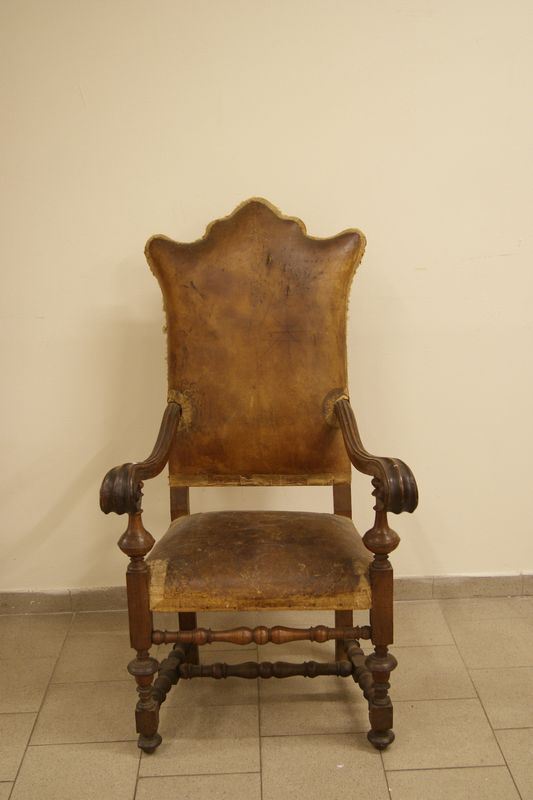Poltrona, Toscana, sec. XVII, con gambe a rocchetto, braccioli ricurvi e scanalati, imbottita in cuoio
