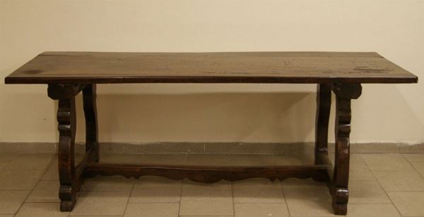 Tavolo, ricostruito con materiale antico, in noce con gambe a lira, cm 210x71x76, piano con difetti