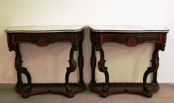 Coppia di console, Luigi Filippo, sec. XIX, in legno intagliato e laccato rosso e nero, con piano in marmo, sostegni a forma di animali, cm 100x49x90 (2)