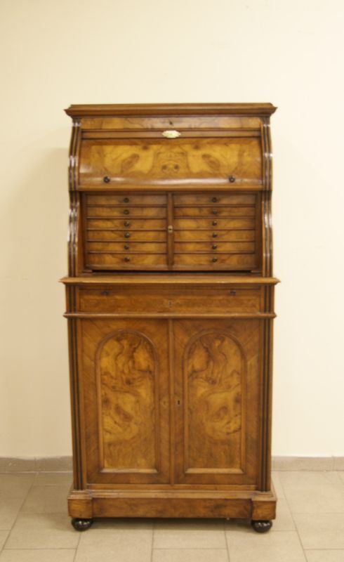 Secretaire, sec. XIX, in radica, con sportello ad anello, due sportelli e quattordici cassettini, piano scorrevole, cm 86x47x 175