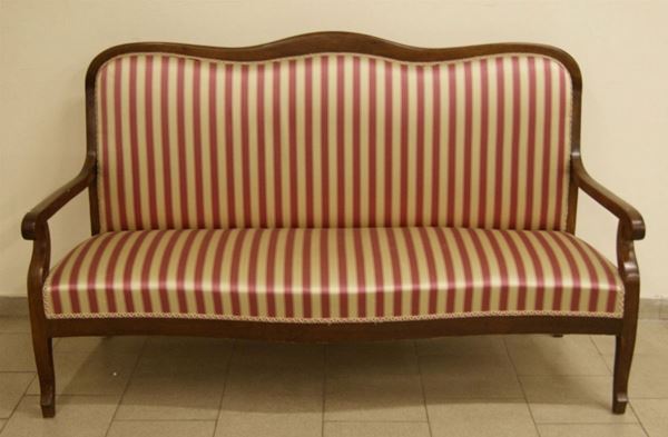 Divano, inizi sec.XX, in legno, con spalliera sagomata, imbottita e ricoperta in stoffa a righe, cm 170x57x102