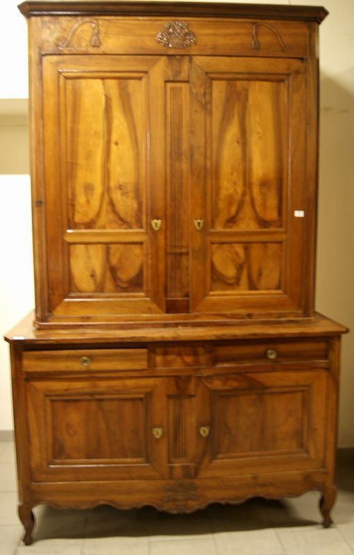 Credenza, Provenza, sec. XVIII, in noce, a due corpi, quattro sportelli, due cassetti, parti scanalate, cm 150x65x240