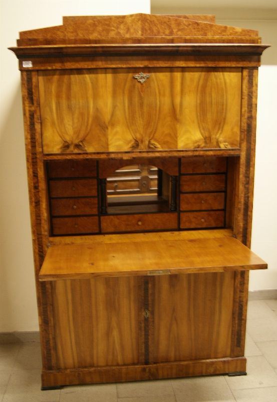Secretaire, Austria, sec. XIX, in radica di noce a quattro sportelli, due dei quali a ribalta, internamente nove cassettini, con fondo a specchio, cm 120x54x189