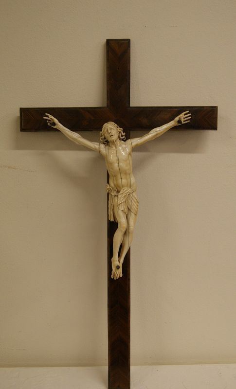 Cristo, Toscana, sec. XVIII, in avorio su croce in legno, cm 75x41