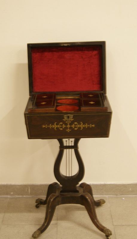 Tavolino, Francia, inizi sec. XX, porta the' in legno intarsiato, con sostegno a lira, su quattro piedini sagomati, piano da alzarsi, cm 41x28x74