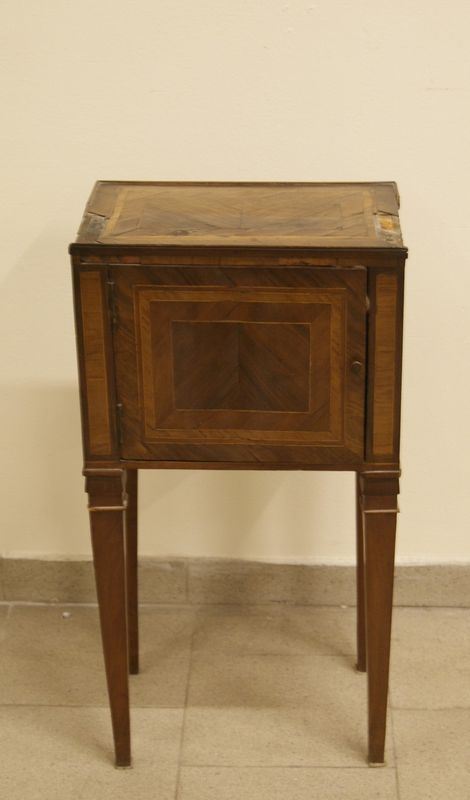 Comodino, Luigi XVI, sec. XVIII, in noce filettato, ad uno sportello, gambe troncopiramidali, cm 41x30x76, danni