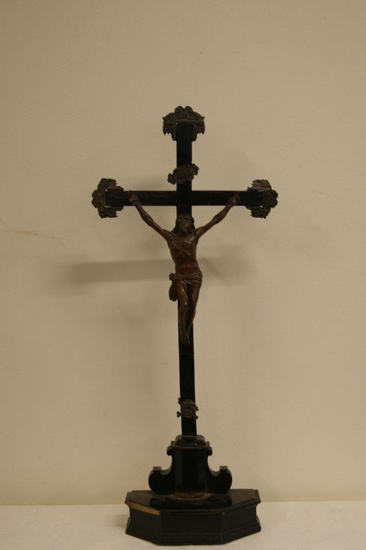 Crocifisso, sec. XVIII, in legno, su croce ebanizzata, cm 70x22, difetti