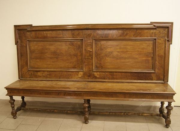 Panca, Toscana, sec.XVIII, in noce, con spalliera alta e pannelli sformellati, gambe tornite, cm 232x42x139