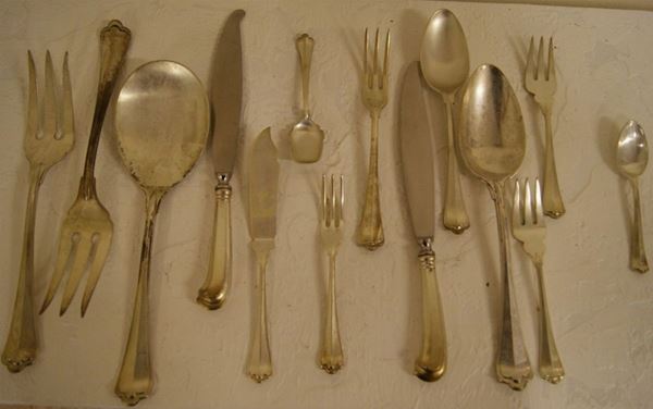 Servito di posate, sec. XX, in argento, da 156 pezzi per un totale di gr. 8164 lordi, composto da: 36 forchette, 24 forchettine, 12 cucchiai, 36 cucchiaini, 24 coltelli, altri 12 coltelli, 12 coltellini, piÃ¹ altre 4 piccole posate, coltellino e apribottiglie con manici in argento, 13 posate varie