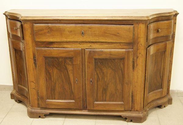 Credenza, in stile settecento, scantonata in noce, a quattro sportelli, tre cassetti, cm 173x76x100, ricostruita in materiale antico