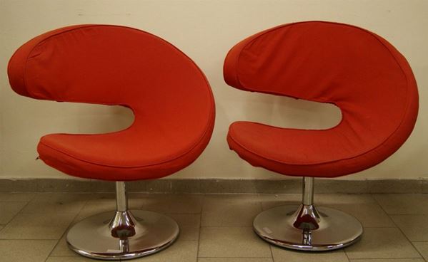 Coppia di poltroncine, anni '80, con base in metallo cromato e seduta semicircolare, rivestita in stoffa rossa, cm 80x70x92 (2)