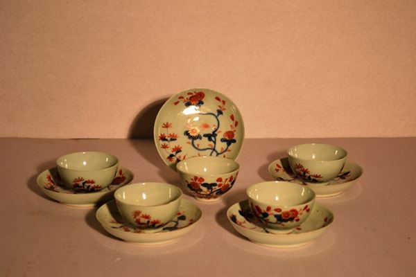 Cinque coppette con piattini, sec.XIX, in porcellana  a decoro floreale in blu-oro e rouge de fer di ispirazione orientale (10)