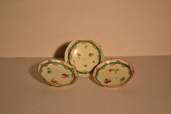 Tre piattini manifattura Ginori  in porcellana decorata a roselline e nastro verde;   ed un piatto, manifattura Ginori sec. XIX, cavetto decorato da mazzetto di fiori (4)