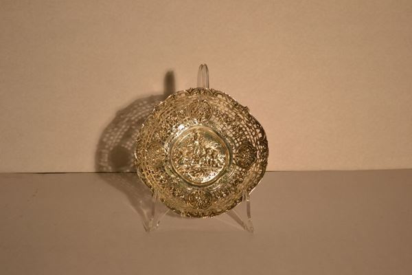 Cestina, Germania inizi sec. XX, in argento, cavetto cesellato a putti alati e tesa traforata a festoni di rose, diam. cm 18,  gr. 180