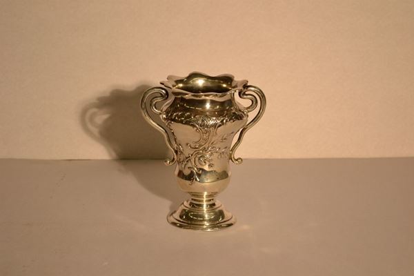 Vaso biansato, in argento, corpo a balaustro sbalzato a tralci di fucsie,bordo smeralto e manici a doppia voluta, alt. cm 20, g 360