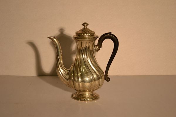 Caffettiera, in argento, corpo piriforme sbalzato torchon, manico a voluta in legno ebanizzato, g 650, alt. cm 25