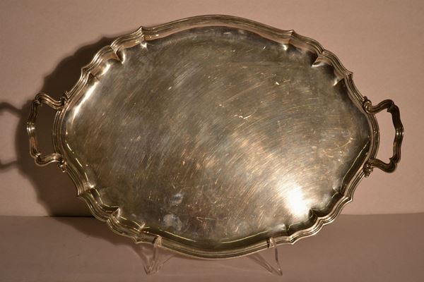 Vassoio biansato, sec. XX, argentiere Miracoli, di forma ovale in argentocon bordo sagomato, cm 56x38, g 1700