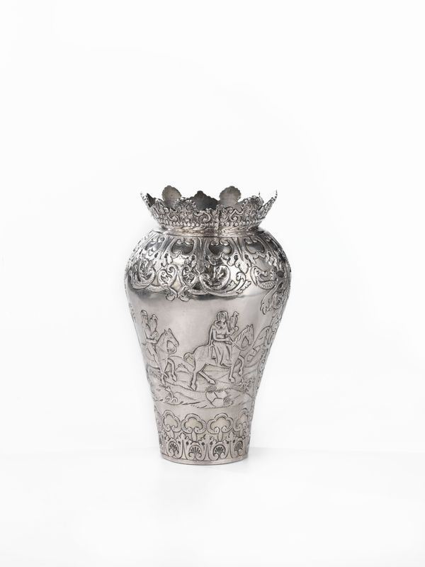 Vaso, in argento sbalzato e cesellato a scena di caccia al falco, g 890,alt. cm 22