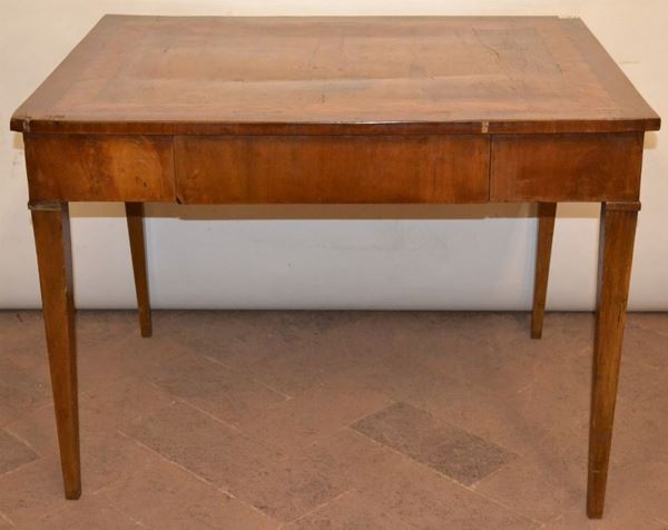 Tavolo da centro, Toscana, fine sec. XVIII, in noce intarsiato in radica di olivo, piano rettangolare, un cassetto nella fascia, gambetroncopiramidali, cm 74x94x69, piccoli danni e modifiche alle gambe