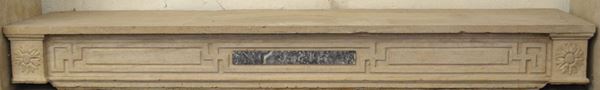 Camino, Francia, inizi sec. XIX, in calcare, montanti decorati da rosette, cm 140x91